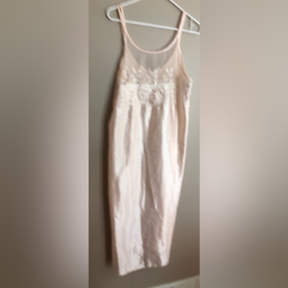 ALEXANDRIA NICOLE Cream Colored Embossed Gown Nightie Size M - Picture 2 of 2